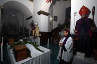 Sábado 5 de enero del 2013. Tuxtla Gutiérrez, Chiapas. Los priostes de la comunidad Zoque realizan la limpia de la Replica de San Pascual Bailón esta madrugada.