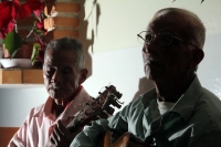 Lunes 24 de diciembre del 2012. Tuxtla Gutiérrez, Chiapas. La priostería Zoque visita las diferentes casas de sus miembros durante la velada de esta navidad bailando las danzas del Belén Zoque para terminar en el altar de la ermita del Cerrito.