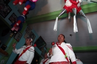 Domingo 31 de diciembre del 2017. Tuxtla Gutiérrez. El recorrido de los pastores Zoques visitando la casa de las madrinas acompaña el fin del año viejo.