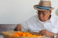 Martes 25 de octubre del 2016. Tuxtla Gutiérrez. Flor de cempasúchil o musajoyo. La ermita del Cerrito es adornada con flores de cempasúchil o musajoyo, ofrenda que es arreglada delicadamente por los maestros tradicionales de la comunida zoque