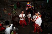 Sábado 22 de diciembre del 2012. Tuxtla Gutiérrez, Chiapas. La tradición de la Danza del Belén Zoque es realizada por esta comunidad tuxtleca durante esta noche en la colonia popular La Shanka en el Norte de la capital de Chiapas.