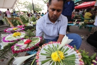 Domingo 24 de abril. Los indígenas zoques realizan los Joyonaquetes que son arreglos de flores de la región en forma de pequeños escudos con motivo étnicos para ofrecerlos a los santos y adornar los altares dentro de las fiestas de semana santa, donde mue