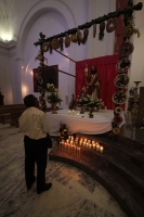 Domingo 24 de abril. Los indígenas zoques realizan los Joyonaquetes que son arreglos de flores de la región en forma de pequeños escudos con motivo étnicos para ofrecerlos a los santos y adornar los altares dentro de las fiestas de semana santa, donde mue