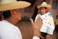 Jueves 30 de junio. Los danzantes de la mardoyomia y ramilleteros zoques de Tuxtla Gutiérrez cele bran la Novena del Corpus o Las Espuelitas en las casas y ermitas tradicionales de la ciudad, donde vestidos como indígenas de la colonia realizan las danzas
