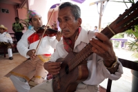 Jueves 30 de junio. (20 fotos) Los danzantes de la mardoyomia y ramilleteros zoques de Tuxtla Gutiérrez celebran la Novena del Corpus o Las Espuelitas en las casas y ermitas tradicionales de la ciudad, donde vestidos como indígenas de la colonia realizan 