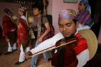 Jueves 30 de junio. (20 fotos) Los danzantes de la mardoyomia y ramilleteros zoques de Tuxtla Gutiérrez celebran la Novena del Corpus o Las Espuelitas en las casas y ermitas tradicionales de la ciudad, donde vestidos como indígenas de la colonia realizan 