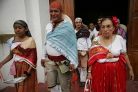 Jueves 30 de junio. (20 fotos) Los danzantes de la mardoyomia y ramilleteros zoques de Tuxtla Gutiérrez celebran la Novena del Corpus o Las Espuelitas en las casas y ermitas tradicionales de la ciudad, donde vestidos como indígenas de la colonia realizan 