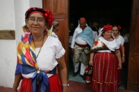 Jueves 30 de junio. (20 fotos) Los danzantes de la mardoyomia y ramilleteros zoques de Tuxtla Gutiérrez celebran la Novena del Corpus o Las Espuelitas en las casas y ermitas tradicionales de la ciudad, donde vestidos como indígenas de la colonia realizan 