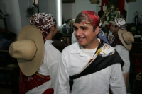 Jueves 30 de junio. (20 fotos) Los danzantes de la mardoyomia y ramilleteros zoques de Tuxtla Gutiérrez celebran la Novena del Corpus o Las Espuelitas en las casas y ermitas tradicionales de la ciudad, donde vestidos como indígenas de la colonia realizan 