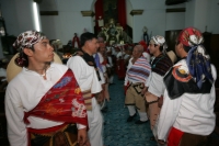 Jueves 30 de junio. (20 fotos) Los danzantes de la mardoyomia y ramilleteros zoques de Tuxtla Gutiérrez celebran la Novena del Corpus o Las Espuelitas en las casas y ermitas tradicionales de la ciudad, donde vestidos como indígenas de la colonia realizan 