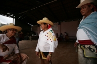 Jueves 30 de junio. (20 fotos) Los danzantes de la mardoyomia y ramilleteros zoques de Tuxtla Gutiérrez cele bran la Novena del Corpus o Las Espuelitas en las casas y ermitas tradicionales de la ciudad, donde vestidos como indígenas de la colonia realizan