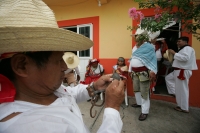 Jueves 30 de junio. (20 fotos) Los danzantes de la mardoyomia y ramilleteros zoques de Tuxtla Gutiérrez celebran la Novena del Corpus o Las Espuelitas en las casas y ermitas tradicionales de la ciudad, donde vestidos como indígenas de la colonia realizan 