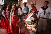 Jueves 30 de junio. (20 fotos) Los danzantes de la mardoyomia y ramilleteros zoques de Tuxtla Gutiérrez cele bran la Novena del Corpus o Las Espuelitas en las casas y ermitas tradicionales de la ciudad, donde vestidos como indígenas de la colonia realizan