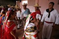 Jueves 30 de junio. (20 fotos) Los danzantes de la mardoyomia y ramilleteros zoques de Tuxtla Gutiérrez cele bran la Novena del Corpus o Las Espuelitas en las casas y ermitas tradicionales de la ciudad, donde vestidos como indígenas de la colonia realizan
