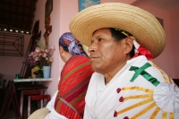 Jueves 30 de junio. (20 fotos) Los danzantes de la mardoyomia y ramilleteros zoques de Tuxtla Gutiérrez cele bran la Novena del Corpus o Las Espuelitas en las casas y ermitas tradicionales de la ciudad, donde vestidos como indígenas de la colonia realizan