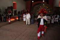 Miércoles 10 de agosto del 2016. San Juan Cancuc. Los danzantes de la comunidad Zoque bailan como invitados especiales durante las celebraciones patronales de San Lorenzo en esta comunidad de la etnia tsental.