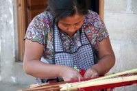 20220127. El bordado artesanal de #Zinacantan en la región de Los Altos de #Chiapas se enriquece cada día con la creativa labor de sus mujeres, quienes continúan elaborando los tejidos del telar con el colorido en sus prendas elaboradas a mano.