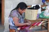20220127. El bordado artesanal de #Zinacantan en la región de Los Altos de #Chiapas se enriquece cada día con la creativa labor de sus mujeres, quienes continúan elaborando los tejidos del telar con el colorido en sus prendas elaboradas a mano.