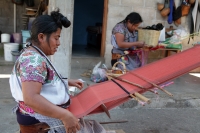 20220127. El bordado artesanal de #Zinacantan en la región de Los Altos de #Chiapas se enriquece cada día con la creativa labor de sus mujeres, quienes continúan elaborando los tejidos del telar con el colorido en sus prendas elaboradas a mano.