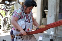 20220127. El bordado artesanal de #Zinacantan en la región de Los Altos de #Chiapas se enriquece cada día con la creativa labor de sus mujeres, quienes continúan elaborando los tejidos del telar con el colorido en sus prendas elaboradas a mano.