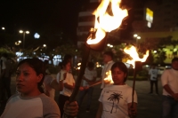 20250517. Tuxtla. Normalistas marchan con antorchas despidiendo al estudiante fallecido en los hechos violentos el día 13 en la capital del estado de Chiapas.