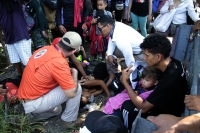 20241105. Tuxtla. Abigail es una joven migrante que sufre por problemas de sald durante la caravana de migrantes que sale esta mañana de la capital de Chiapas