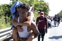 20241105. Tuxtla. Abigail es una joven migrante que sufre por problemas de sald durante la caravana de migrantes que sale esta mañana de la capital de Chiapas