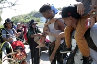 20241105. Tuxtla. Abigail es una joven migrante que sufre por problemas de sald durante la caravana de migrantes que sale esta mañana de la capital de Chiapas