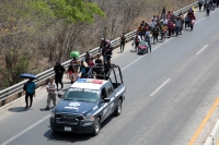 20240412. Tuxtla. La segunda caravana de migrantes camina sobre la Carretera Panamericana Sur 190 entre las ciudades de Tuxtla Gutiérrez y Ocozocoautla de Espinoza