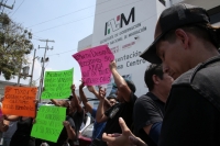 20250424. Tuxtla. Migrantes exigen vuelos humanitarios hacia sus países de origen en las instalaciones de INM en Chiapas