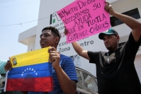 20250424. Tuxtla. Migrantes exigen vuelos humanitarios hacia sus países de origen en las instalaciones de INM en Chiapas
