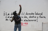 20240515. Tuxtla. Maestros afiliados de la CNTE inician esta mañana el paro indefinido de labores en el estado de Chiapas mientras que la AED se manifiesta en las instalaciones del IEPC-Chiapas