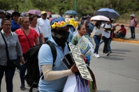 20240515. Tuxtla. Maestros afiliados de la CNTE inician esta mañana el paro indefinido de labores en el estado de Chiapas mientras que la AED se manifiesta en las instalaciones del IEPC-Chiapas