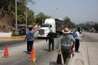 20240529. Chiapa de Corzo. Continúan las protestas magisterial regresando a la caseta de cobro de la autopista a San Cristóbal de las Casas.