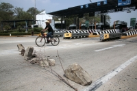 20240529. Chiapa de Corzo. Continúan las protestas magisterial regresando a la caseta de cobro de la autopista a San Cristóbal de las Casas.