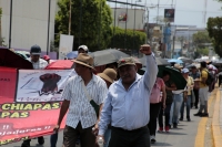 20250515. Tuxtla. Maestros del NEI y Sección 40 marchan durante la conmemoración del Día del Maestro en Chiapas.