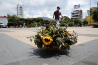 20240612. Tuxtla. Esta mañana los maestros de la CNTE se preparan para levantar el plantón que han mantenido en la Plaza Central de la capital de Chiapas.