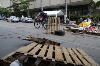 20240612. Tuxtla. Esta mañana los maestros de la CNTE se preparan para levantar el plantón que han mantenido en la Plaza Central de la capital de Chiapas.