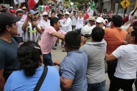 20240519. Tuxtla. Maestros dela CNTE en paro confrontan a la manifestación de simpatizantes de Xóchitl Gálvez durante la marcha de Marea Rosa