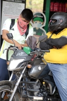 202240522. Tuxtla. Continúan las protestas magisteriales obsequiando gasolina a los automovilistas de la capital del estado de Chiapas