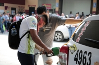 202240522. Tuxtla. Continúan las protestas magisteriales obsequiando gasolina a los automovilistas de la capital del estado de Chiapas