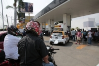 202240522. Tuxtla. Continúan las protestas magisteriales obsequiando gasolina a los automovilistas de la capital del estado de Chiapas