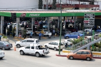 202240522. Tuxtla. Continúan las protestas magisteriales obsequiando gasolina a los automovilistas de la capital del estado de Chiapas