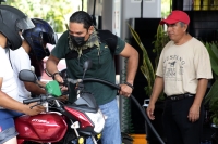 202240522. Tuxtla. Continúan las protestas magisteriales obsequiando gasolina a los automovilistas de la capital del estado de Chiapas