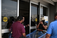 20240530. Tuxtla. Maestros de la CNTE toman la tienda comercial ubicada en las cercanías de las instalaciones de PEMEX durante las actividades de protesta en Chiapas.