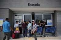 20240530. Tuxtla. Maestros de la CNTE toman la tienda comercial ubicada en las cercanías de las instalaciones de PEMEX durante las actividades de protesta en Chiapas.