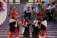 20260804. Tuxtla. El Grupo Tradicional Tzocotumbak de la Comunidad Zoque de Tuxtla Gutiérrez recorre las calles llevando la danza Hata Roque Etze en honor a Santo Domingo