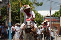 20260621. V Carranza. El Carrerante Blanco recorre las calles al paso de los caballos de los Carrerantes en el día de San Juan.