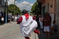 20260621. V Carranza. El Carrerante Blanco recorre las calles al paso de los caballos de los Carrerantes en el día de San Juan.