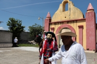 20260621. V Carranza. El Carrerante Blanco recorre las calles al paso de los caballos de los Carrerantes en el día de San Juan.